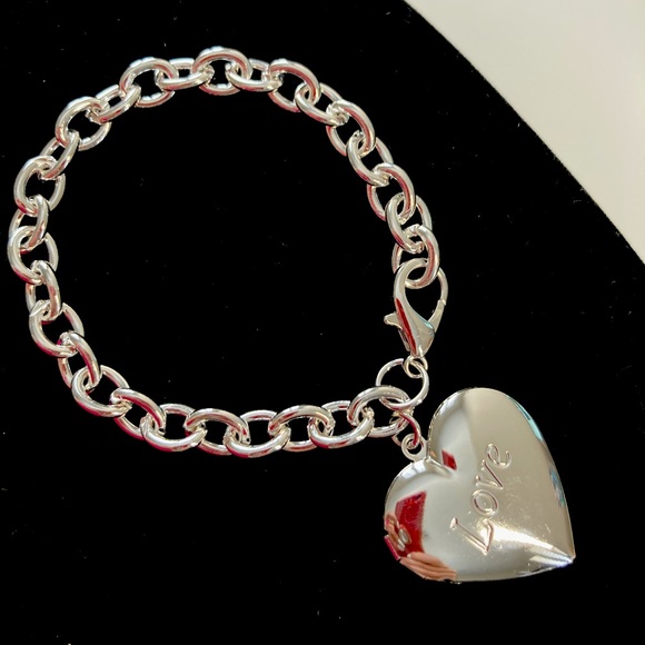 🌟 Silver Chunky Love Heart Pendant Bracelet - Picture 2 of 4